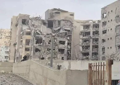 مقتل ثلاثة أشخاص جراء قصف إيراني على بئر سبع أدى إلى تدمير كامل لمبنى. مقتل ثلاثة أشخاص جراء قصف إيراني على بئر سبع أدى إلى تدمير كامل لمبنى.