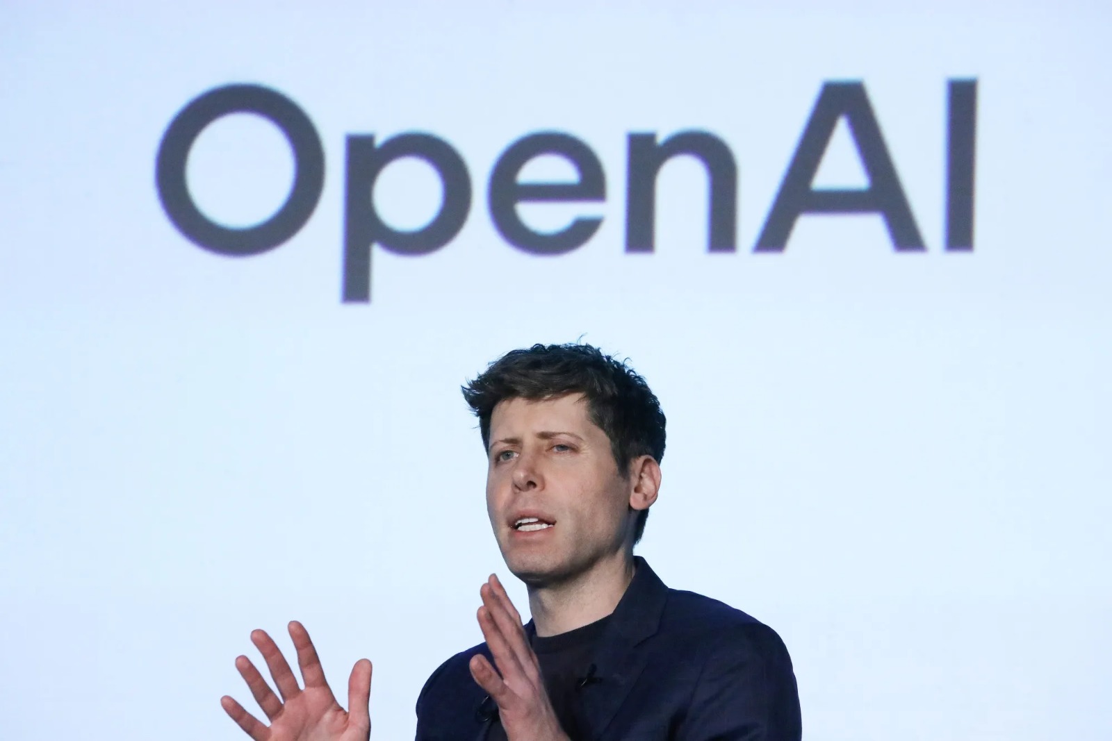 سام ألتمان: ميتا قدمت حوافز بمئة مليون دولار لجذب موظفي OpenAI سام ألتمان: ميتا قدمت حوافز بمئة مليون دولار لجذب موظفي OpenAI