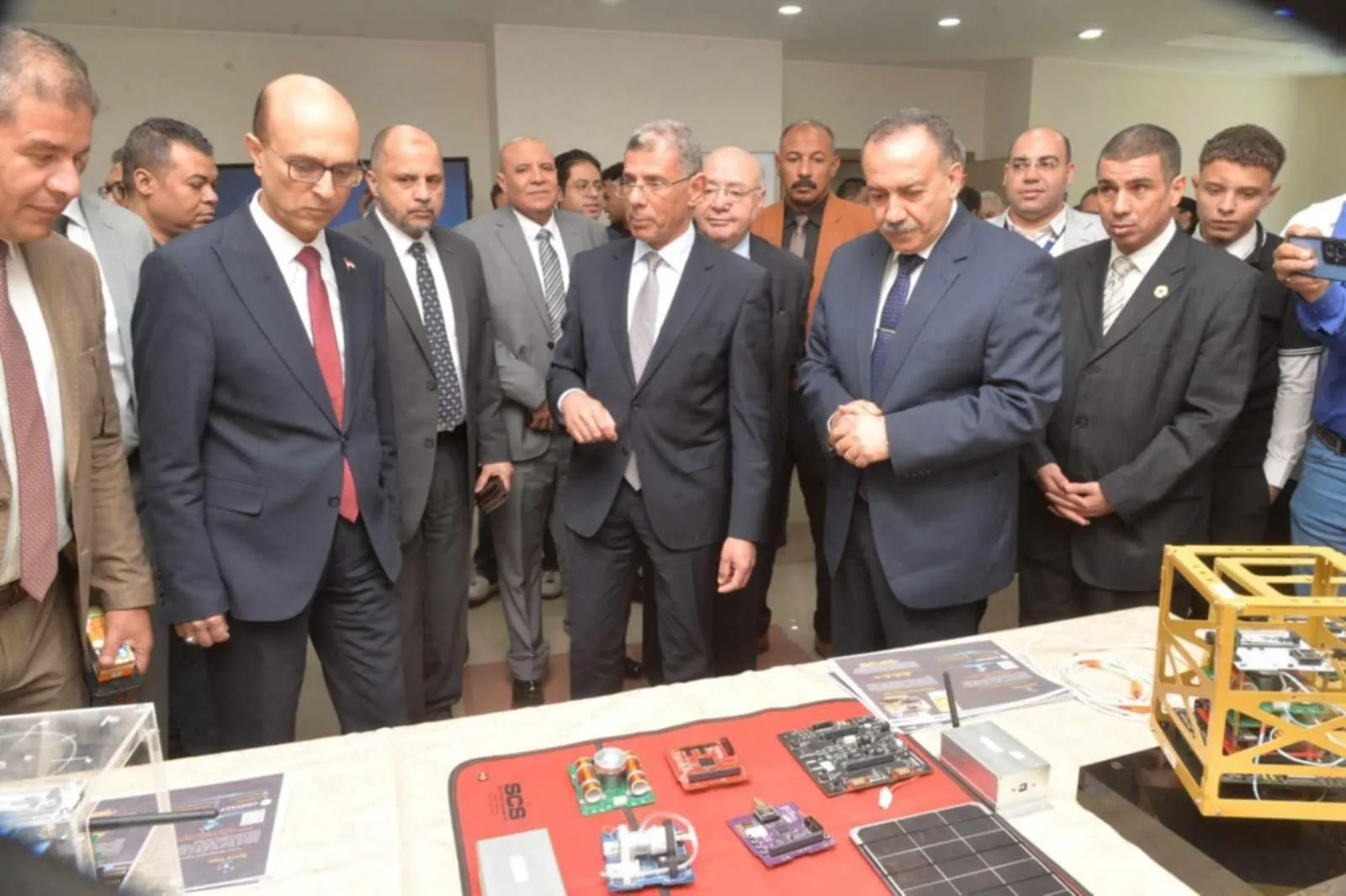 محافظ أسيوط يزور المعرض العلمي لوكالة الفضاء المصرية المخصص لنماذج الأقمار الصناعية التعليمية ويثني على مساهمتها في تعزيز البحث العلمي والتكنولوجيا. محافظ أسيوط يزور المعرض العلمي لوكالة الفضاء المصرية المخصص لنماذج الأقمار الصناعية التعليمية ويثني على مساهمتها في تعزيز البحث العلمي والتكنولوجيا.