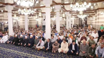 وزير الأوقاف يتفقد مقام السيدة زينب وينضم إلى جمهور المسجد في حلقة ذكر ودعاء لمصر