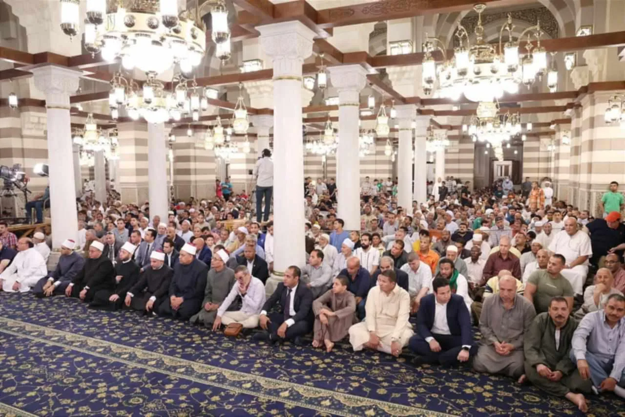وزير الأوقاف يتفقد مقام السيدة زينب وينضم إلى جمهور المسجد في حلقة ذكر ودعاء لمصر وزير الأوقاف يتفقد مقام السيدة زينب وينضم إلى جمهور المسجد في حلقة ذكر ودعاء لمصر