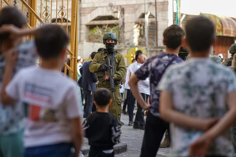 جيش إسرائيل يستعين بالفلسطينيين كدروع بشرية لتفادي الهجمات بالصواريخ الإيرانية جيش إسرائيل يستعين بالفلسطينيين كدروع بشرية لتفادي الهجمات بالصواريخ الإيرانية