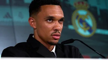 أرنولد يتحدث الإسبانية خلال حفل تقديمه في ريال مدريد