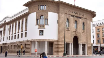 المغرب يواصل تثبيت سعر الفائدة على الرغم من ارتفاع أسعار النفط والتحديات الجيوسياسية.