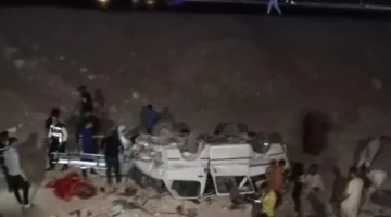 نيابة أسيوط تصدر قرارًا بدفن جثة ضحية حادث انقلاب الميكروباص، و13 مصابًا يتلقون العلاج الطبي.