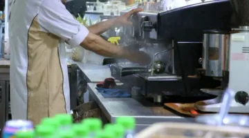 أصحاب المقهى والمطاعم يعبّرون عن قلقهم من ارتفاع جديد في أسعار القهوة.