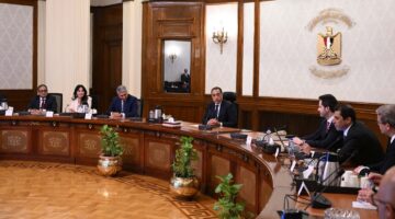 رئيس الوزراء يجتمع بالرئيس الإقليمي لمجموعة فنادق حياة العالمية ورئيس مجلس إدارة شركة أدد العقارية.