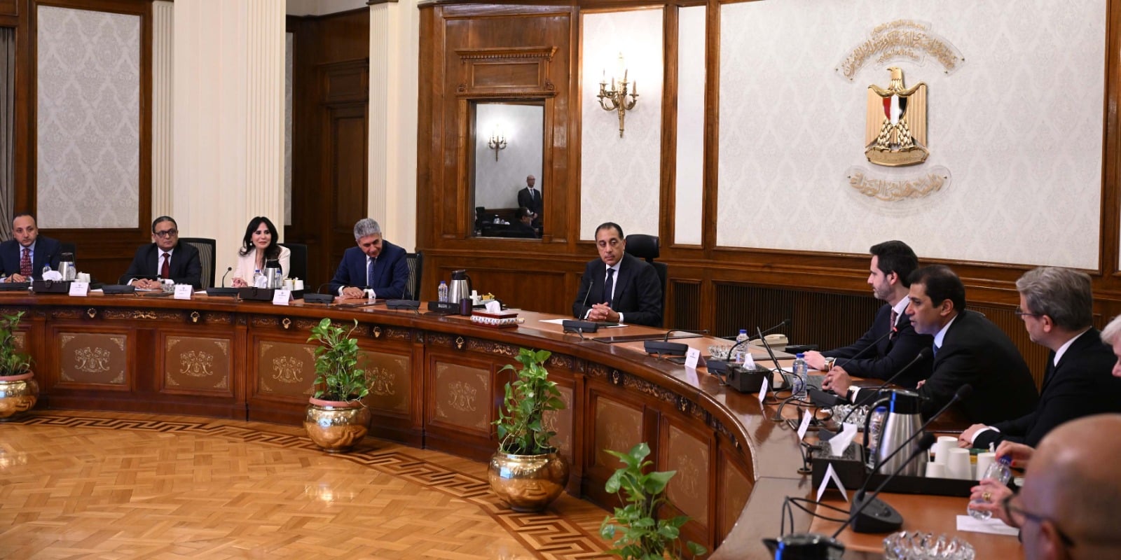 رئيس الوزراء يجتمع بالرئيس الإقليمي لمجموعة فنادق حياة العالمية ورئيس مجلس إدارة شركة أدد العقارية. رئيس الوزراء يجتمع بالرئيس الإقليمي لمجموعة فنادق حياة العالمية ورئيس مجلس إدارة شركة أدد العقارية.
