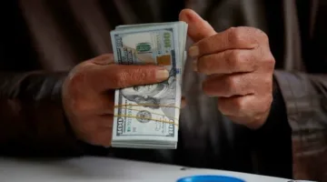 الدولار يتراجع إلى أدنى معدل له منذ عام 2022