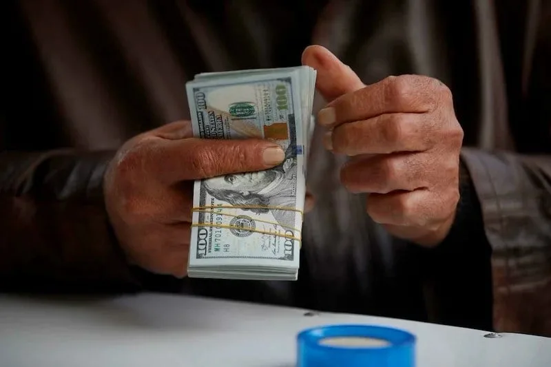 الدولار يتراجع إلى أدنى معدل له منذ عام 2022 الدولار يتراجع إلى أدنى معدل له منذ عام 2022
