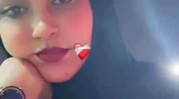 شاهد بالصور والفيديو: سيدة سودانية جميلة تأسر المتابعين بتفاعلها مع ‘عابرة’ ملك الطمبور ود النصري