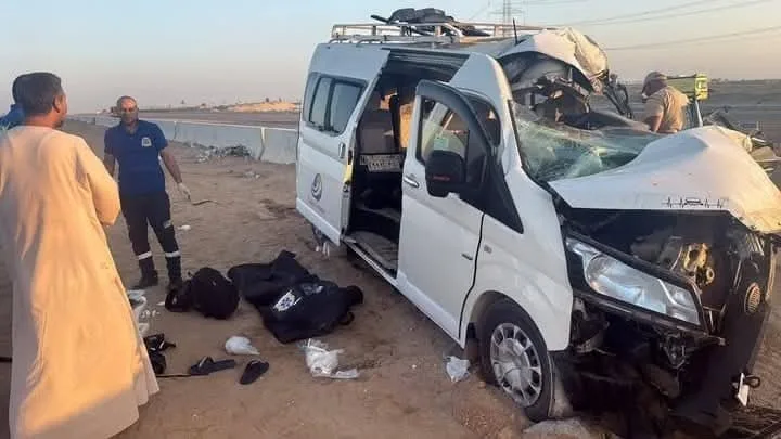 وفاة أب واثنين من أولاده في حادث مروع على طريق وادي النطرون وفاة أب واثنين من أولاده في حادث مروع على طريق وادي النطرون