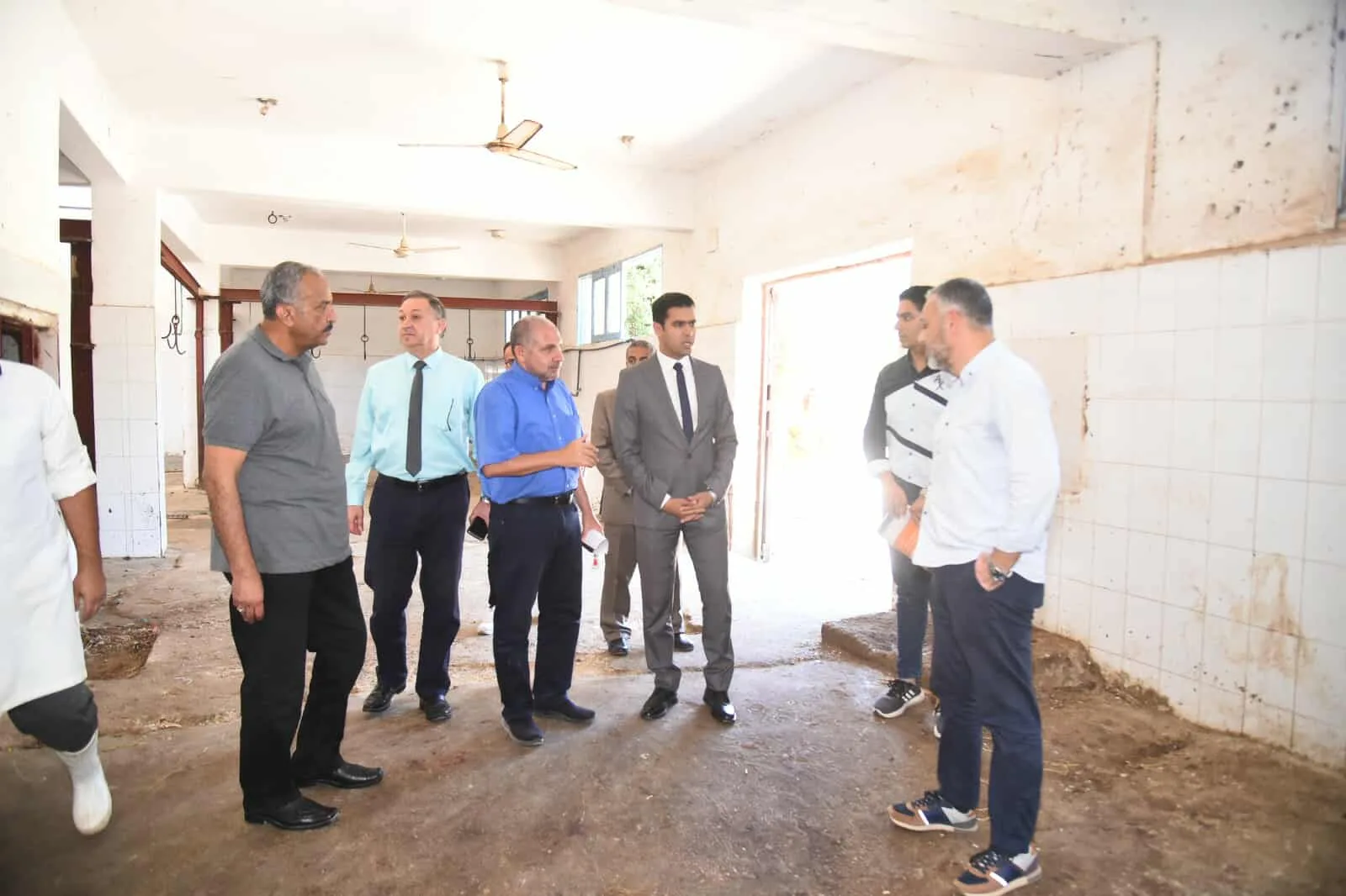 نائب محافظ مطروح يناقش مع مستشار وزير التنمية المحلية سُبل تحسين المجازر في المحافظة