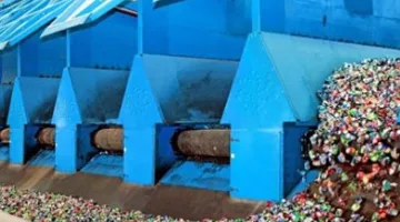 متعهدو جمع القمامة في كولومبيا ي dumping 15 طنًا من النفايات في شوارع بوغوتا احتجاجًا على انخفاض أجورهم