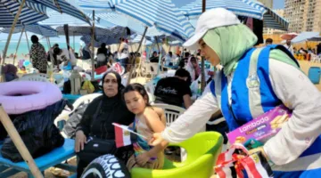 احتفالاً بذكرى 30 يونيو.. متطوعون شباب ينشرون الفرح بين الأطفال على شاطئ جزيرة الدهب