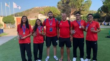 وزير الرياضة يهنئ فريق السباحة بالزعانف على الفوز بأربع ميداليات في البطولة العالمية.