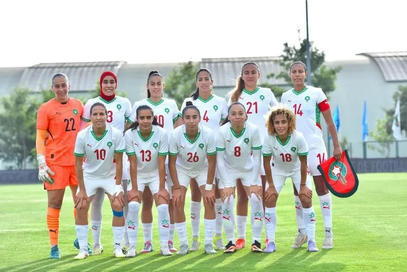 اللبؤات يتغلبن على الرأس الأخضر اللبؤات يتغلبن على الرأس الأخضر
