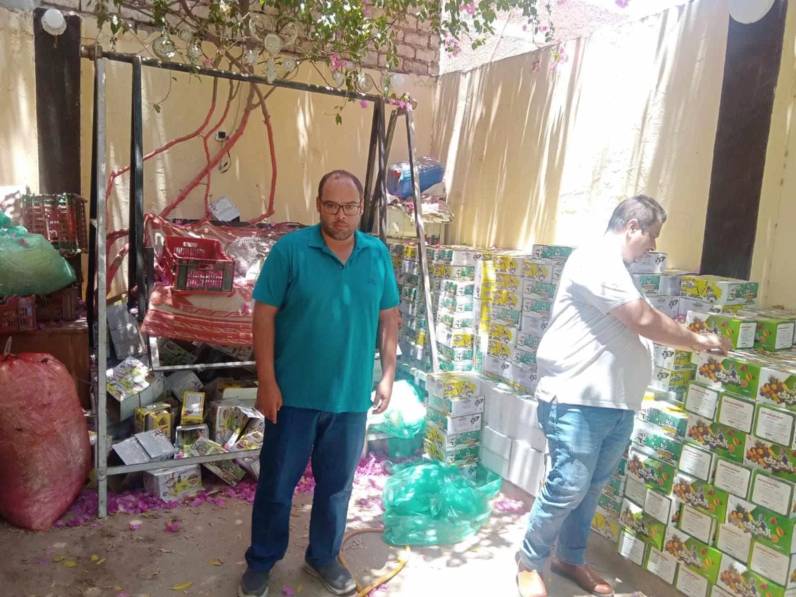 تموين بني سويف يقبض على مصنع مشروبات غير قانوني وينقذ الأسواق من 650 كرتونة تالفة تموين بني سويف يقبض على مصنع مشروبات غير قانوني وينقذ الأسواق من 650 كرتونة تالفة