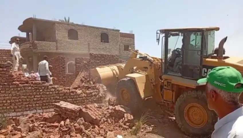 رئيس مدينة إسنا يترأس حملة شاملة لإزالة التعديات ومكافحة مخالفات البناء
