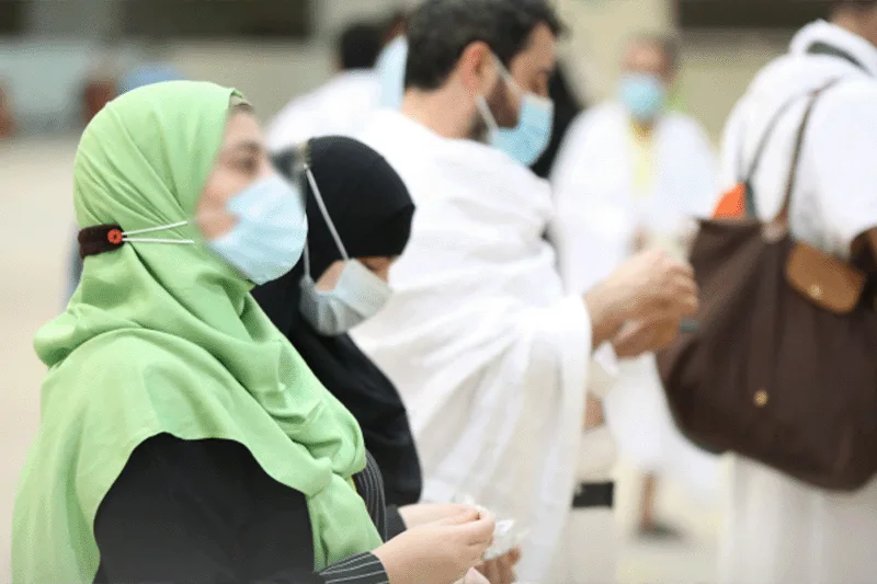السعودية توصي بارتداء الكمامة أثناء العمرة السعودية توصي بارتداء الكمامة أثناء العمرة