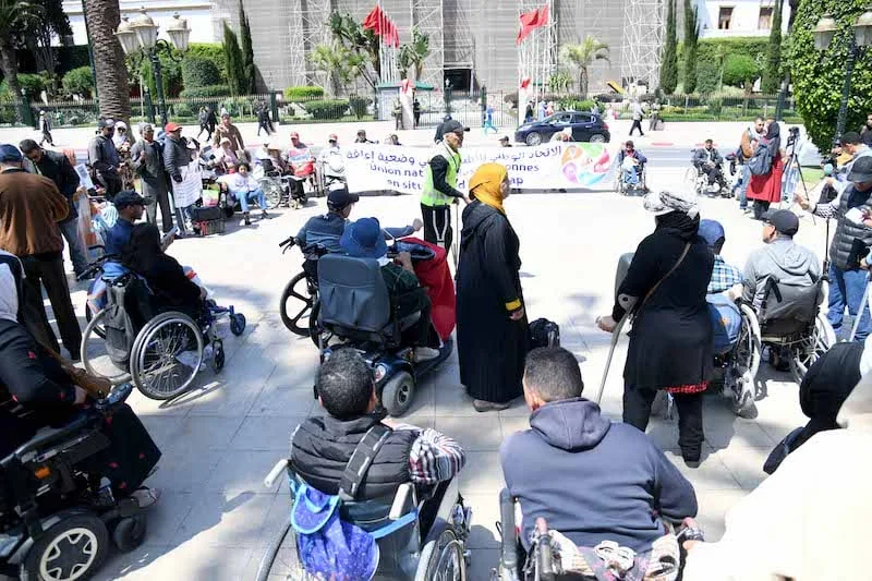 محتجون من ذوي الإعاقة يطالبون بشمولهم في الوظيفة العمومية