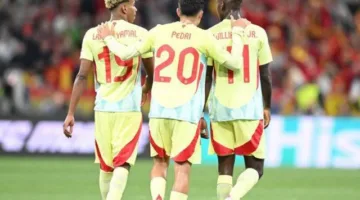 نيكو ويليامز يوجه تحية لنجوم برشلونة أثناء معسكر المنتخب