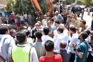 “محافظ الأقصر” يزور الطريق الزراعي الغربي في إسنا ويطالب بالانتهاء العاجل من مشروعات الصرف الصحي