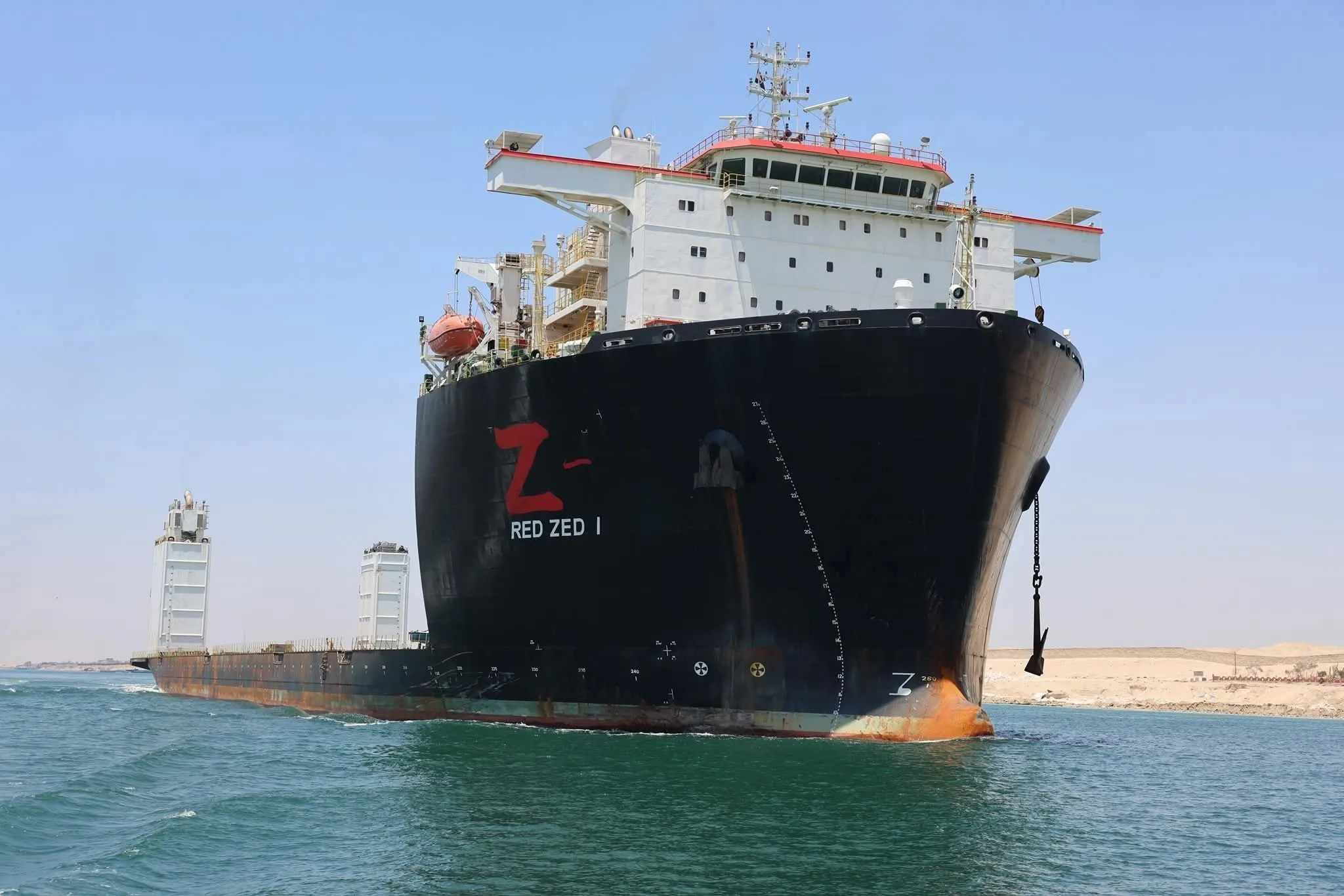 عبور سفينة الحاويات الضخمة CMA CGM JULES VERNE في قناة السويس ضمن قافلة الشمال عبور سفينة الحاويات الضخمة CMA CGM JULES VERNE في قناة السويس ضمن قافلة الشمال
