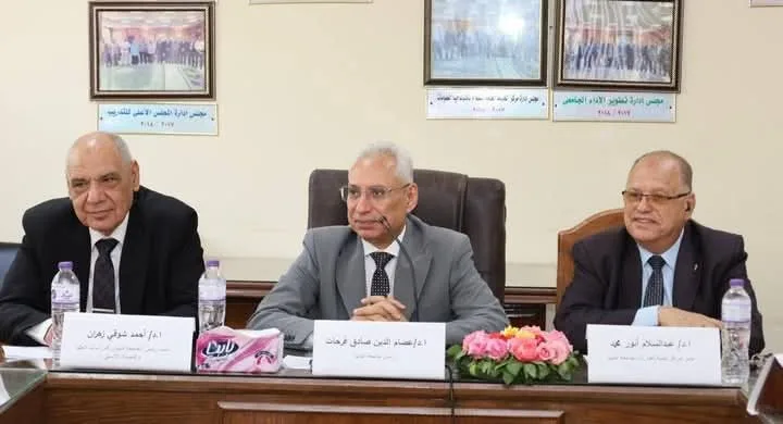 رئيس جامعة المنيا يشارك في افتتاح الدورات بحضور مجموعة من أساتذة الكليات رئيس جامعة المنيا يشارك في افتتاح الدورات بحضور مجموعة من أساتذة الكليات