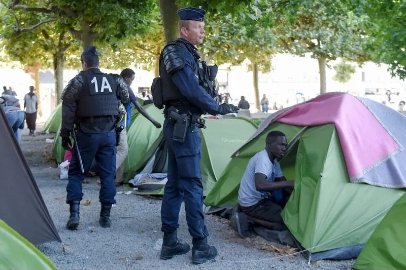 حملة للقبض على المهاجرين غير القانونيين في فرنسا حملة للقبض على المهاجرين غير القانونيين في فرنسا