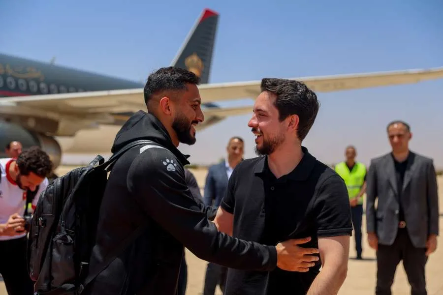 ولي العهد يرافق منتخبنا الوطني لكرة القدم في رحلة عودته إلى الوطن (صور وفيديو)