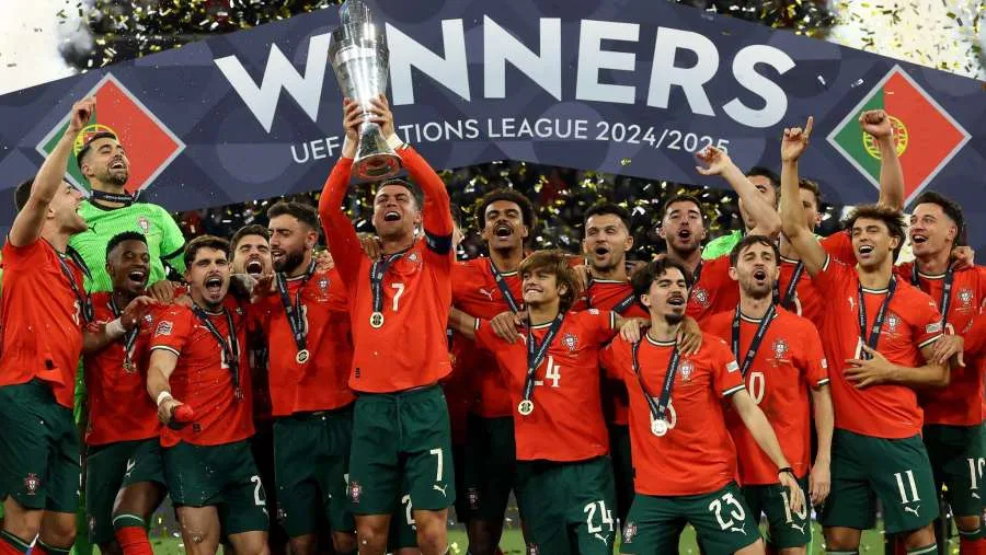 أصدقاء رونالدو يحققون إنجازاً جديداً.. البرتغال تتوج بطلة لدوري الأمم الأوروبية على حساب إسبانيا أصدقاء رونالدو يحققون إنجازاً جديداً.. البرتغال تتوج بطلة لدوري الأمم الأوروبية على حساب إسبانيا