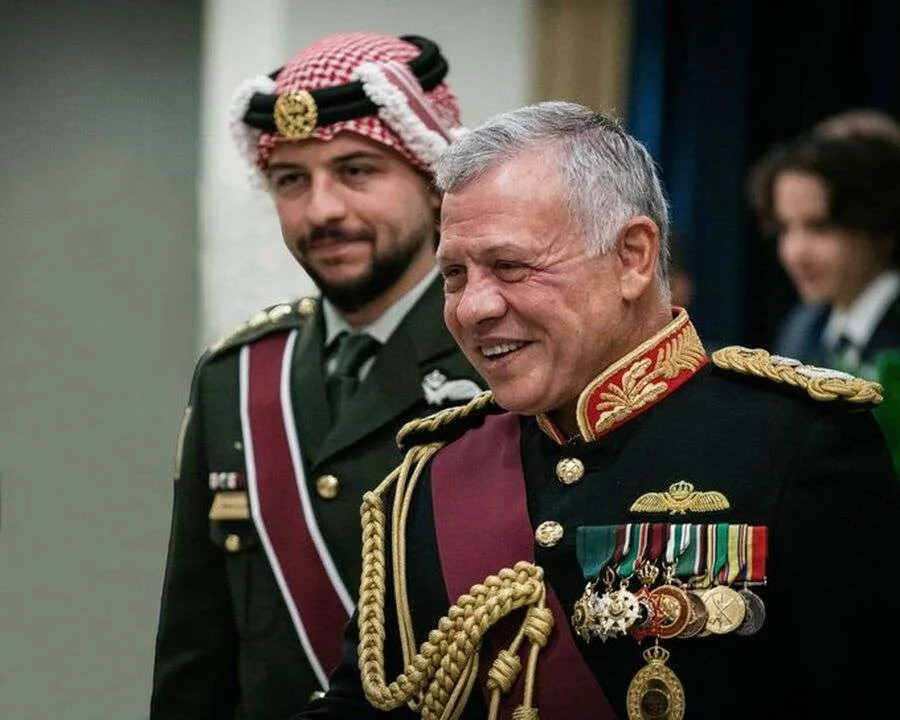 الأردنيون يحيون الذكرى السادسة والعشرين لعيد جلوس الملك الأردنيون يحيون الذكرى السادسة والعشرين لعيد جلوس الملك