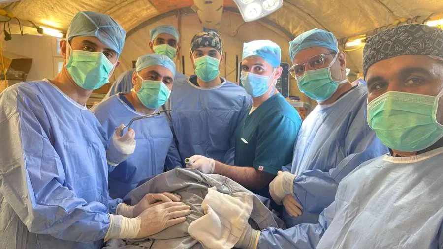 المستشفى الميداني الأردني في جنوب غزة/6 ينفذ جراحة لإنقاذ حياة طفل (صور) المستشفى الميداني الأردني في جنوب غزة/6 ينفذ جراحة لإنقاذ حياة طفل (صور)