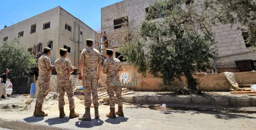 القوات المسلحة الأردنية تقوم بإصلاح منازل تأثرت بسقوط جسم غير معروف في إربد.