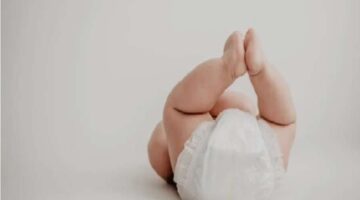 جريمة صادمة: أم تقتل طفلها الرضيع بسكب الماء المغلي بسبب حفّاضه المتسخ!