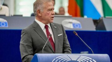 المومني: الملك صرح أمام البرلمان الأوروبي بأن الحرب لا تعتبر وسيلة لتحقيق السلام والاستقرار.