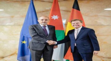 وزير الخارجية يلتقي بنظيره الألماني في برلين لإجراء محادثات شاملة