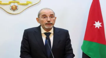الصفدي يبرز أهمية التعاون لإنهاء التصعيد وضمان الأمان والاستقرار في المنطقة من تداعياته.