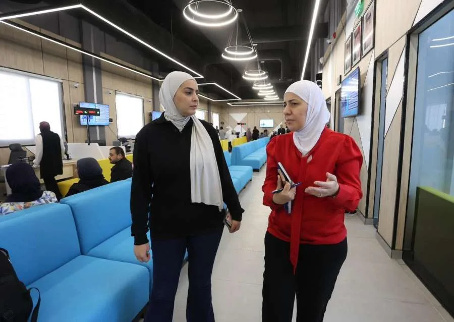 الزعبي: 95.5% من المواطنين أبدوا رضاهم عن يسر الإجراءات في مراكز الخدمات الحكومية (صور) الزعبي: 95.5% من المواطنين أبدوا رضاهم عن يسر الإجراءات في مراكز الخدمات الحكومية (صور)