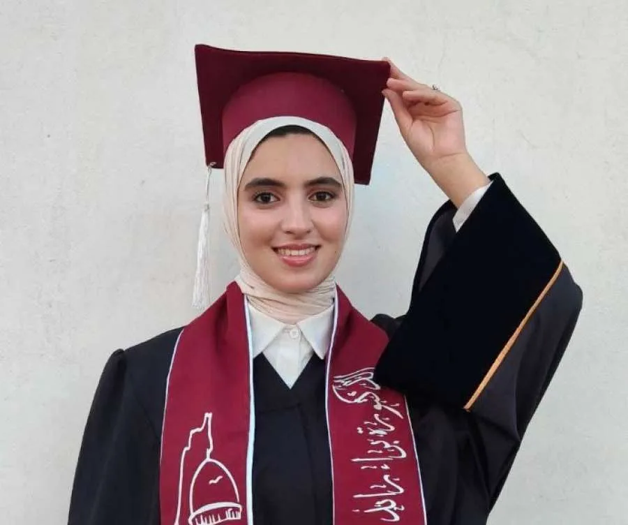 الدكتورة براء أبو شمعة تهزم الامتحانات الأمريكية وتحقق شهادة بكالوريوس الطب العام مع مرتبة الشرف. الدكتورة براء أبو شمعة تهزم الامتحانات الأمريكية وتحقق شهادة بكالوريوس الطب العام مع مرتبة الشرف.