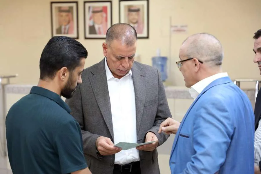 الفراية يُفاجئ إدارة المتابعة والتفتيش.. ما الذي ذكره (صور) الفراية يُفاجئ إدارة المتابعة والتفتيش.. ما الذي ذكره (صور)
