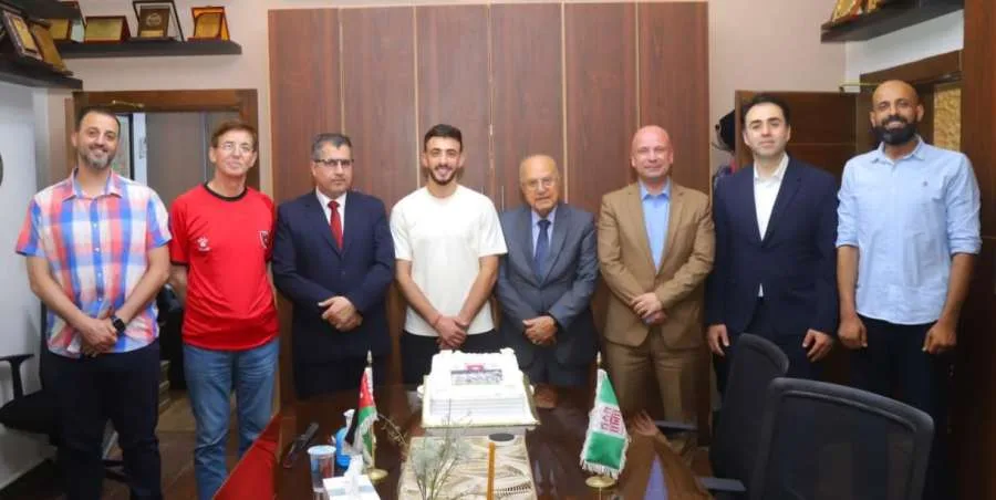 جامعة البترا تكرّم طالبها ولاعب المنتخب الوطني خالد زكريا بمناسبة تأهله إلى كأس العالم (صور)