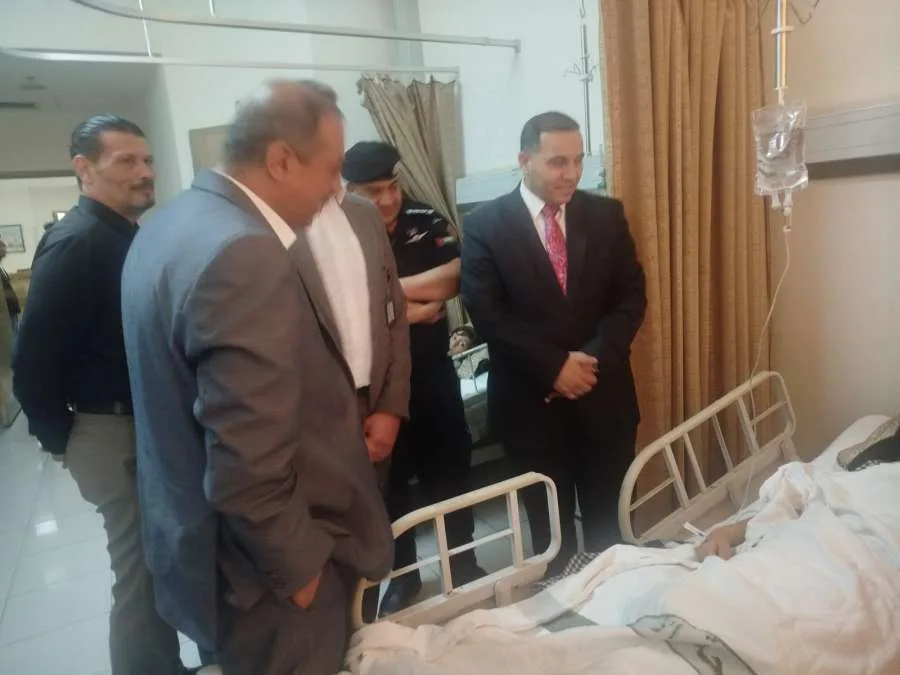 محافظ الزرقاء يتابع حالة الطفلين المتأثرين بشظايا جسم غريب في الأزرق.. إليكم التفاصيل (صور) محافظ الزرقاء يتابع حالة الطفلين المتأثرين بشظايا جسم غريب في الأزرق.. إليكم التفاصيل (صور)