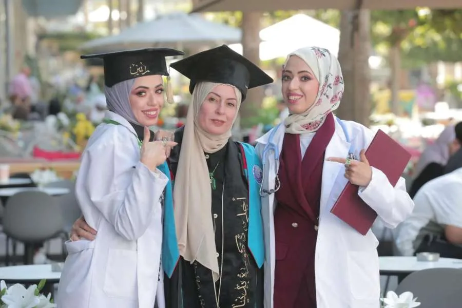 الشاعر هارون القضاة يقدم التهاني لريم ورنين الدعجه بمناسبة حصولهما على درجة بكاليروس في الطب البشري. الشاعر هارون القضاة يقدم التهاني لريم ورنين الدعجه بمناسبة حصولهما على درجة بكاليروس في الطب البشري.