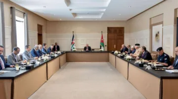 حضور الملك اجتماع مع حسان، الفايز، الصفدي، العبابنة، الغزو، الحنيطي، حسني، المعايطة، العيسوي، البطاينة.