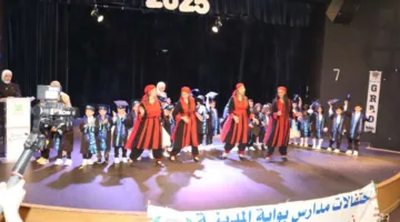 مدارس بوابة المدينة تحتفل بتخرج الدفعة الثالثة عشر وتكرّم أوائل الطلبة في حفل استثنائي (صور)