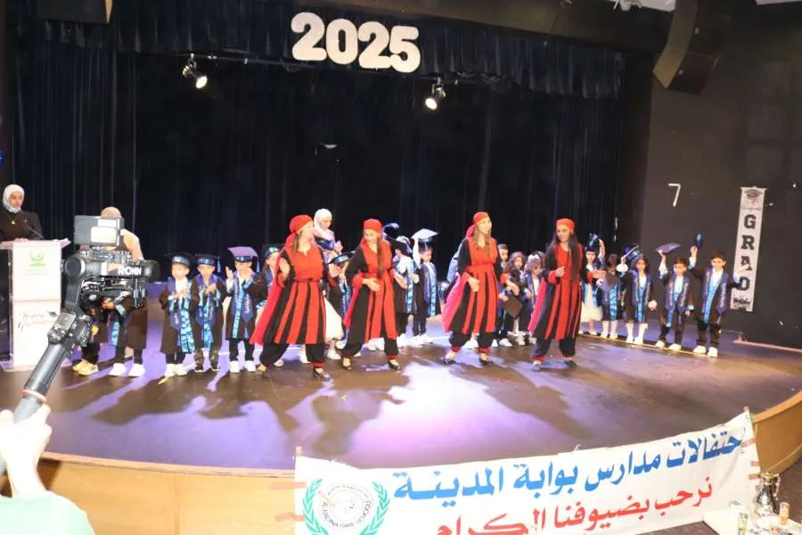 مدارس بوابة المدينة تحتفل بتخرج الدفعة الثالثة عشر وتكرّم أوائل الطلبة في حفل استثنائي (صور)