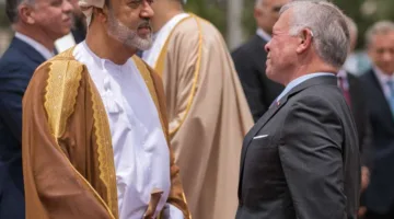 الملك يتلقى مكالمة من السلطان هيثم بن طارق