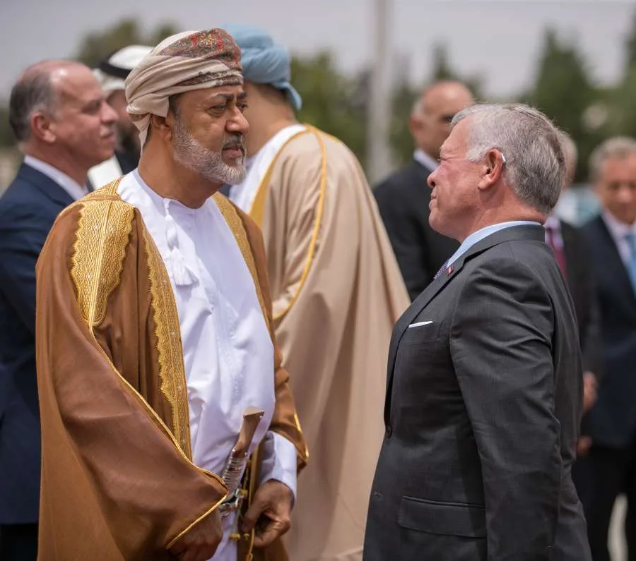 الملك يتلقى مكالمة من السلطان هيثم بن طارق الملك يتلقى مكالمة من السلطان هيثم بن طارق
